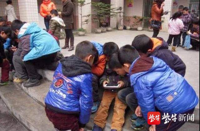 学生玩手机充钱新闻青少年玩手机的十大危害-第2张图片-太平洋在线下载
