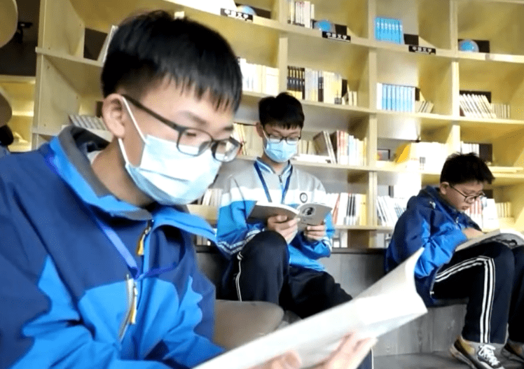 学生带手机进学校新闻稿其他学校来学校参观的新闻稿-第1张图片-太平洋在线下载